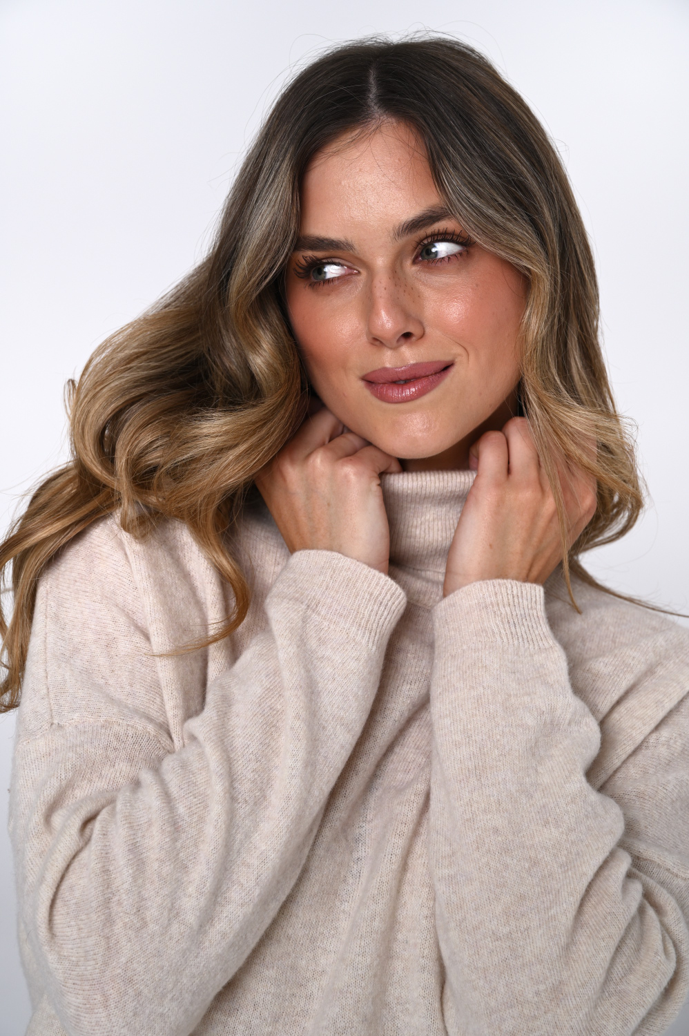 Sweter ELLA z golfem z wełny merino – beż